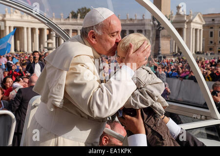 Città del Vaticano. 05 Nov, 2014. Papa Francesco, Udienza generale in Piazza San Pietro, 05 Nov 2014 Credit: Davvero Facile Star/Alamy Live News Foto Stock