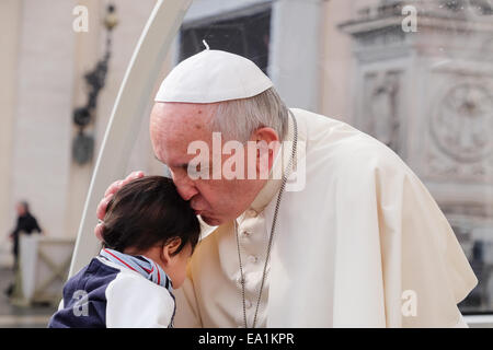 Città del Vaticano. 05 Nov, 2014. Papa Francesco, Udienza generale in Piazza San Pietro, 05 Nov 2014 Credit: Davvero Facile Star/Alamy Live News Foto Stock