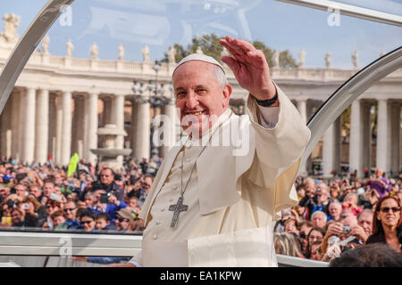 Città del Vaticano. 05 Nov, 2014. Papa Francesco, Udienza generale in Piazza San Pietro, 05 Nov 2014 Credit: Davvero Facile Star/Alamy Live News Foto Stock