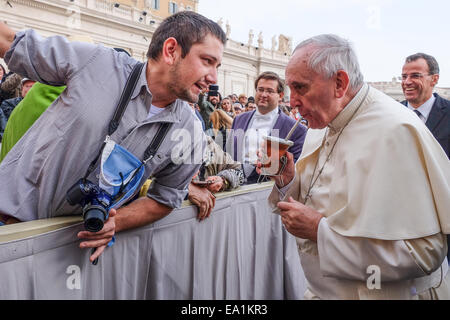 Città del Vaticano. 05 Nov, 2014. Papa Francesco, Udienza generale in Piazza San Pietro, 05 Nov 2014 Credit: Davvero Facile Star/Alamy Live News Foto Stock