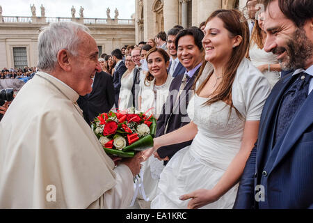 Città del Vaticano. 05 Nov, 2014. Papa Francesco, Udienza generale in Piazza San Pietro, 05 Nov 2014 Credit: Davvero Facile Star/Alamy Live News Foto Stock