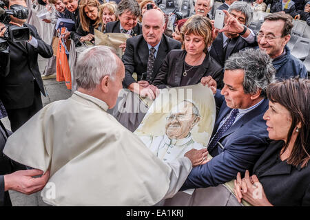 Città del Vaticano. 05 Nov, 2014. Papa Francesco, Udienza generale in Piazza San Pietro, 05 Nov 2014 Credit: Davvero Facile Star/Alamy Live News Foto Stock