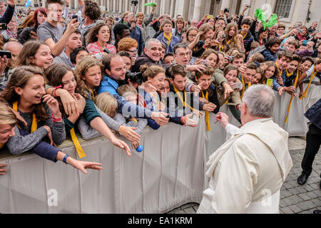 Città del Vaticano. 05 Nov, 2014. Papa Francesco, Udienza generale in Piazza San Pietro, 05 Nov 2014 Credit: Davvero Facile Star/Alamy Live News Foto Stock