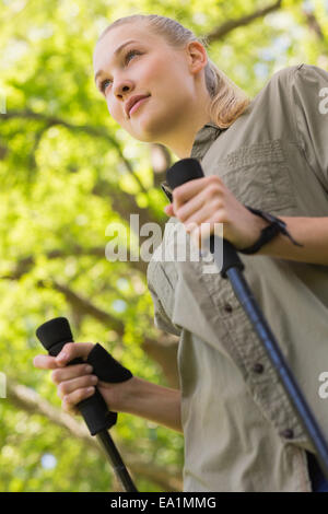 Bella giovane donna Nordic walking in posizione di parcheggio Foto Stock