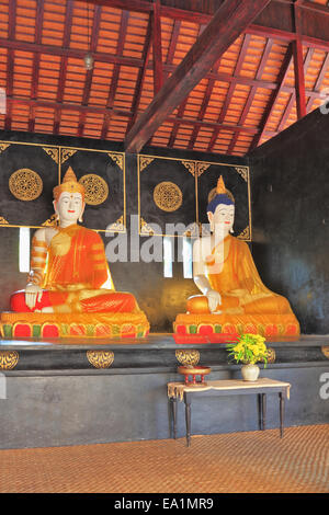 Due statue di Buddha sotto una tettoia Foto Stock