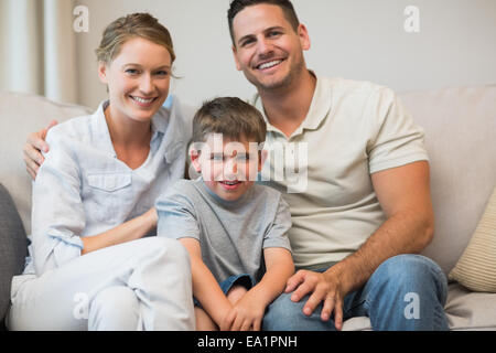 La famiglia felice seduti insieme sul divano Foto Stock