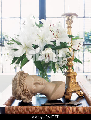 Interno ancora vita con fiori Foto Stock