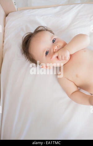 Baby boy con il dito in bocca Foto Stock