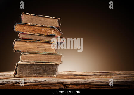 Vecchi libri su tavole di legno con sfocatura dello sfondo luccichio Foto Stock