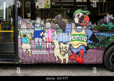 Divertente e murale colorato sul lato di un Welsh autobus pubblici Foto Stock