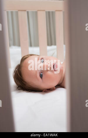 Ritratto di bambino nel presepe Foto Stock