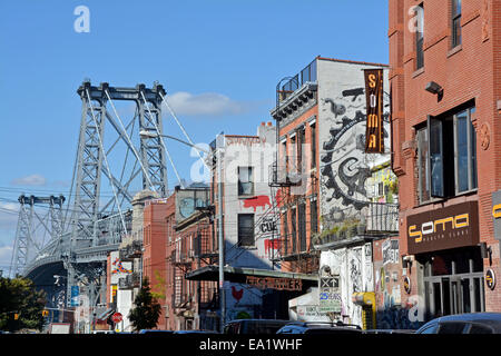 Una vista del Williamsburg Bridge da sud 6th Street a Williamsburg, Brooklyn, New York Foto Stock