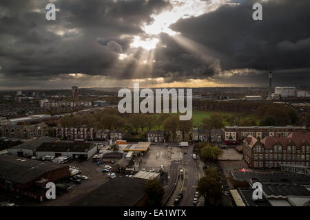 Londra, Regno Unito. 5 Novembre, 2014. Meteo REGNO UNITO: pomeriggio autunnale di credito Lightrays: Guy Corbishley/Alamy Live News Foto Stock