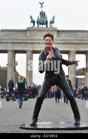 Berlino, Germania. 05 Nov, 2014. La cera la figura del cantante statunitense David Hasselhoff da Madame Tussauds di Vienna sorge di fronte alla Porta di Brandeburgo a Berlino, Germania, 05 novembre 2014. La cera figura è a Berlino per il quindicesimo anniversario della caduta del muro di Berlino. La Vigilia di Capodanno in 1989, Hasselhoff ha cantato la sua hit 'ho cercato per la libertà" a 500.000 persone di fronte alla Porta di Brandeburgo. Photot: Jens KALAENE/dpa/Alamy Live News Foto Stock