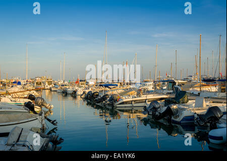 Piccole barche nel porto di Ibiza Foto Stock