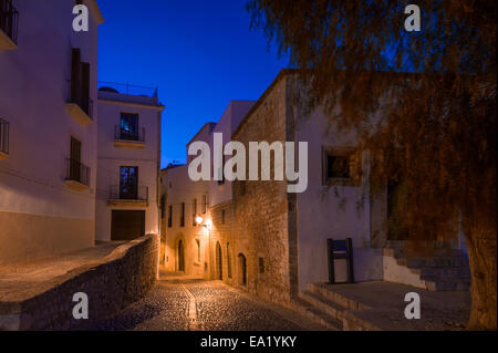 Ibiza città vecchia strada di notte Foto Stock