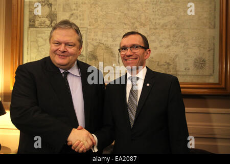 Atene, Grecia. 5 Novembre, 2014. Il greco il Vice Primo Ministro e Ministro degli Affari Esteri Evangelos Venizelos (L) soddisfa con Espen Barth Eide, del Segretario Generale delle Nazioni Unite, consulente speciale per Cipro, presso il Ministero degli Affari Esteri in Atene, Grecia, nov. 5, 2014. © Marios Lolos/Xinhua/Alamy Live News Foto Stock