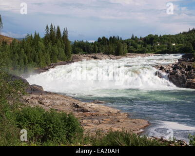 Cascate di Laksforsen Nel Nordland - Norvegia Foto Stock