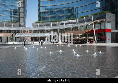 L'Italia, Lombardia, Milano, Gae Aulenti Square, Porta Nuova Garibaldi Torre progettata da Cesar Pelli. Foto Stock