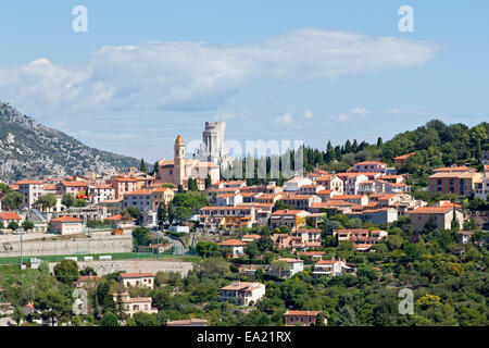 Il monumento della vittoria delle Alpi e la chiesa di St Michel, La Turbie, Cote d'Azur, in Francia Foto Stock