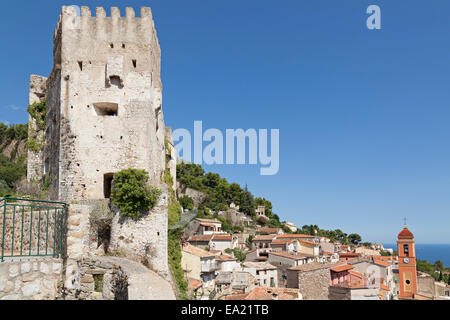 Vista attraverso i tetti della città vecchia dalla torre di difesa, Roquebrune, Cote d'Azur, in Francia Foto Stock