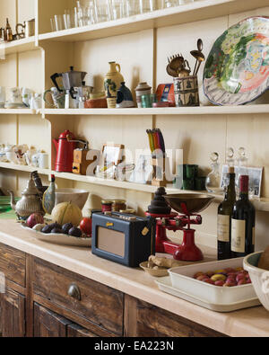 In stile country dresser riempita con un assortimento di cucina paraphernalia Foto Stock