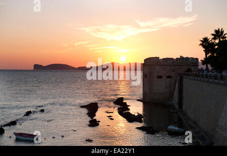 Vista di Alghero pareti al tramonto Sardegna Italia Foto Stock