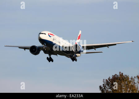 British Airways Boeing 777-200 approcci pista 27L all'Aeroporto di Londra Heathrow. Foto Stock