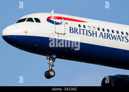 British Airways Airbus A321 si avvicina pista 27L all'Aeroporto di Londra Heathrow. Foto Stock