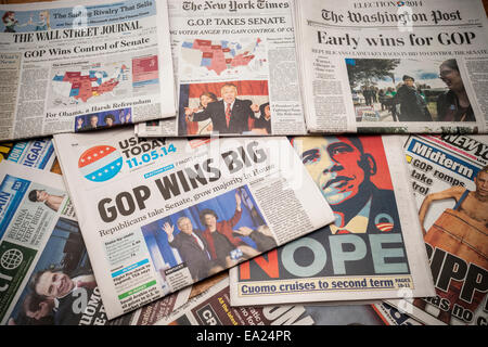 Quotidiani nazionali e locali in New York relazione sui risultati della precedente giornata di elezioni di mid-term Foto Stock