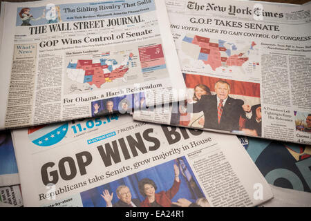 Quotidiani nazionali e locali in New York relazione sui risultati della precedente giornata di elezioni di mid-term Foto Stock