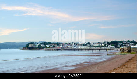 Un inizio di mattina vista della spiaggia deserta e Pier e Paignton, Devon, Inghilterra Foto Stock