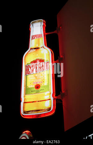 La birra light box, le luci al neon, Desperados di notte lighten up. al bar. Il Portogallo. Foto Stock