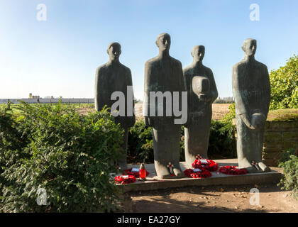 Emil Krieger statua nel Cimitero di Guerra Tedesco si trova a Langemark. Foto Stock