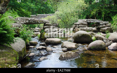 Battaglio antico ponte che attraversa il fiume Dart a Dartmeet, Dartmoor Devon, Inghilterra, Foto Stock