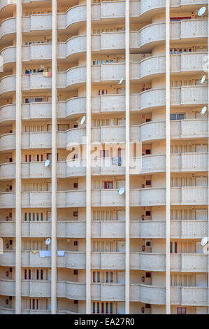 Al di fuori di facciata con antenne paraboliche su balconi in alto edificio di Benidorm sulla Costa Blanca, Alicante provincia, Spai Foto Stock