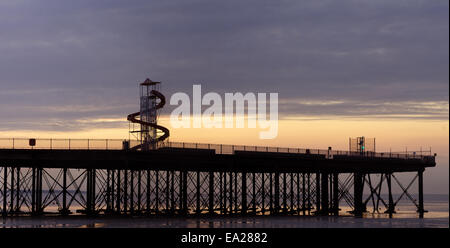 Helter Skelter su un molo sul mare, slhouetted contro un bellissimo tramonto. Herne Bay, Kent,Inghilterra. Foto Stock