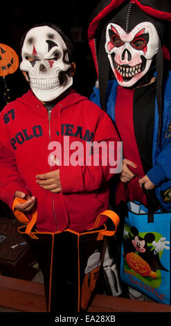 Kids in Scary Halloween costumi trucco e trattamento. St Paul Minnesota MN USA Foto Stock