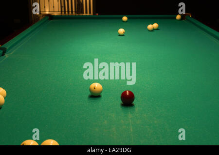In prossimità delle palle da biliardo sparsi sul tavolo da biliardo Foto Stock