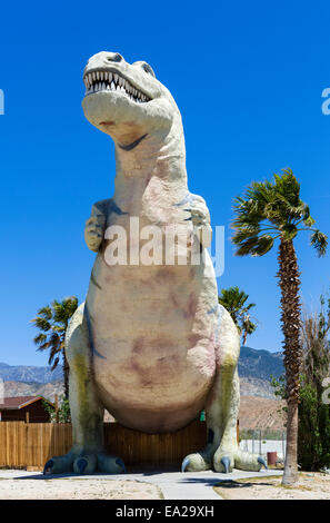 Signor Rex, uno dei dinosauri Cabazon dal lato della I10 in Cabazon, vicino a Palm Springs, nel sud della California, Stati Uniti d'America Foto Stock