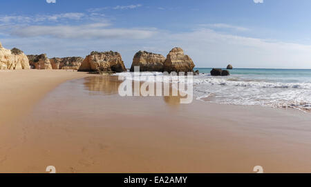 Praia da Rocha, la spiaggia di roccia in Algarve, Portimao, Portogallo. Foto Stock