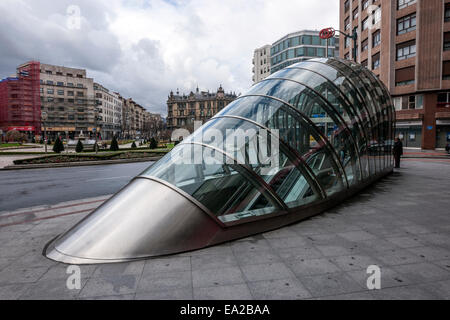 Metro Moyua stazione 'foserito' e Federico Moyúa Plaza, progettato da Norman Foster Foto Stock