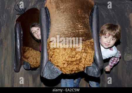 Ragazzo e ragazza alla bat center 'Noctalis', Bad Segeberg, Schleswig-Holstein, Germania Foto Stock