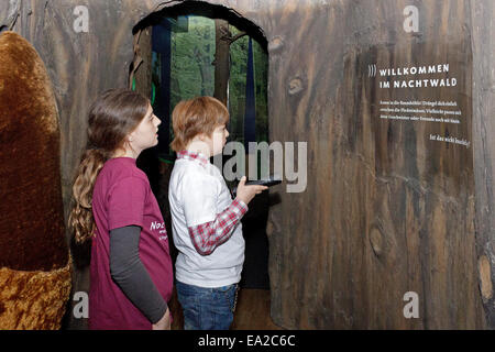 Ragazzo e ragazza alla bat center 'Noctalis', Bad Segeberg, Schleswig-Holstein, Germania Foto Stock