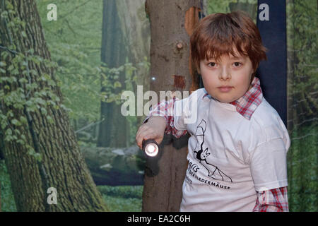 Ragazzo giovane nella bat center 'Noctalis', Bad Segeberg, Schleswig-Holstein, Germania Foto Stock