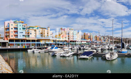 Gli edifici colorati in marina di Albufeira, Algarve, PORTOGALLO Foto Stock