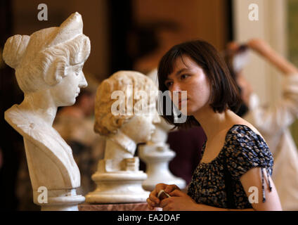 Guardando un busto di Lucilla, moglie dell'imperatore romano Lucius Verus, circa 160-170 nello Stato Museo Hermitage. Foto Stock