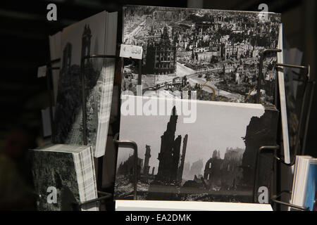 Attrazioni di Dresda dopo il bombardamento di attacchi nel febbraio 1945. Cartoline in un negozio di souvenir a Dresda in Sassonia, Germania. Foto Stock
