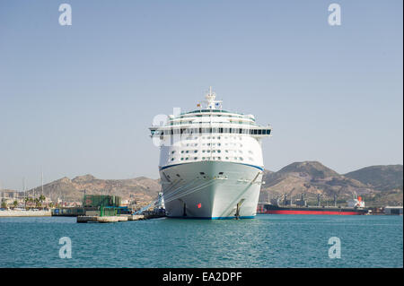 Royal Caribbean International la nave di crociera avventura del mare e al porto di Cartagena, Spagna Foto Stock