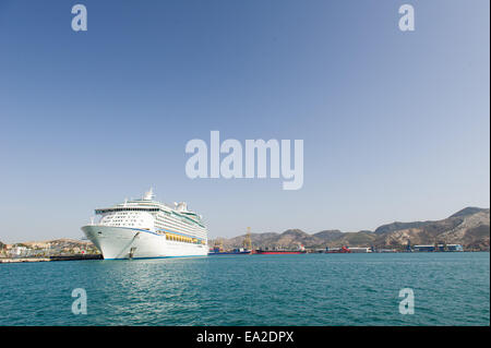 Royal Caribbean International la nave di crociera avventura del mare e al porto di Cartagena, Spagna Foto Stock